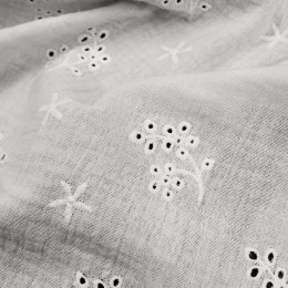 Вышитая ткань