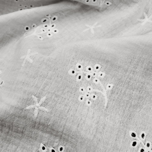 Вышитая ткань